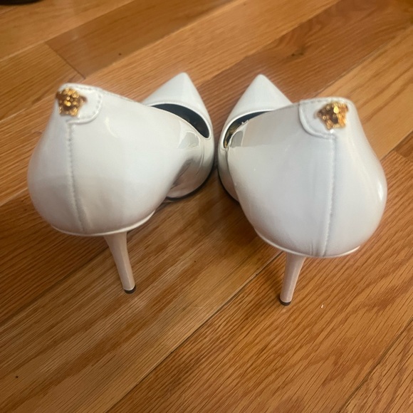 Versace white patent pumps / heels size 37. New without box. - Picture 15 of 16
